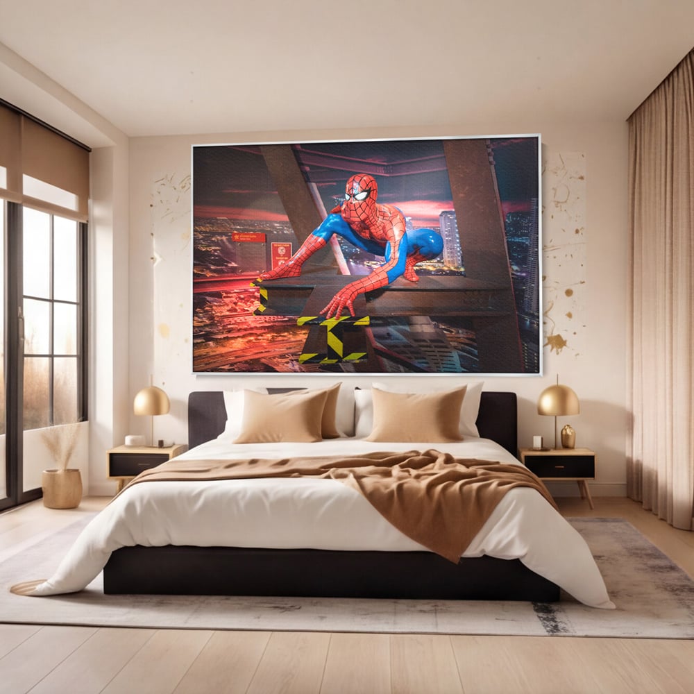Tablou canvas cu tablou canvas cu figurina spider man, in rama de aluminiu argintiu, pe perete intr-un dormitor